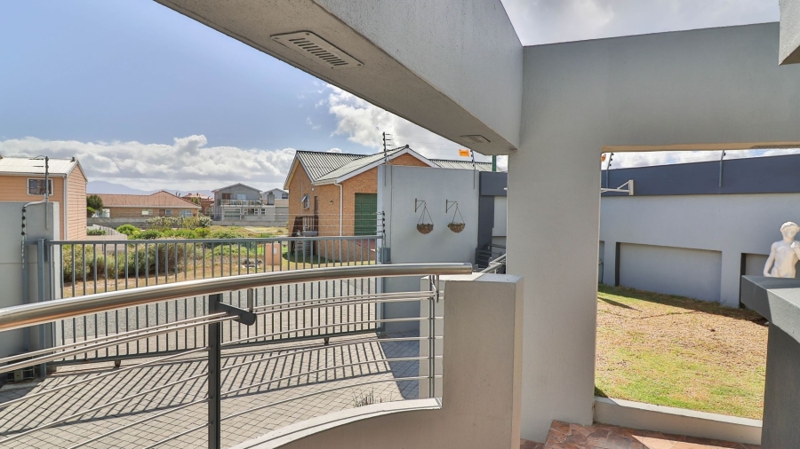 4 Bedroom Property for Sale in Perlemoenbaai Western Cape